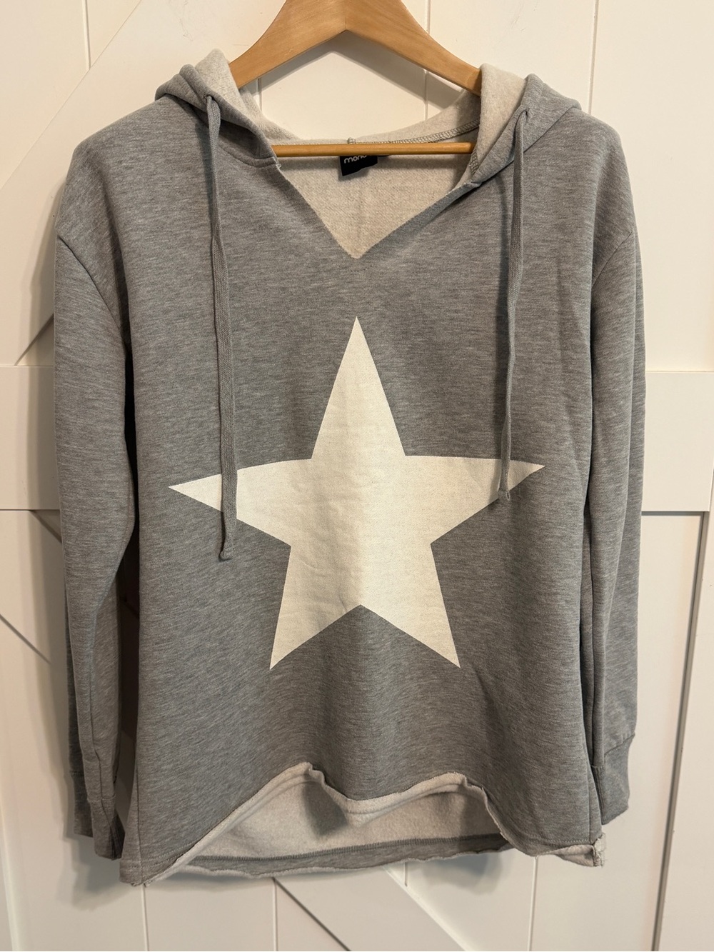 Mono B Women’s Medium Antiqued Star V-Neck Hooded Sweatshirt in heather grey